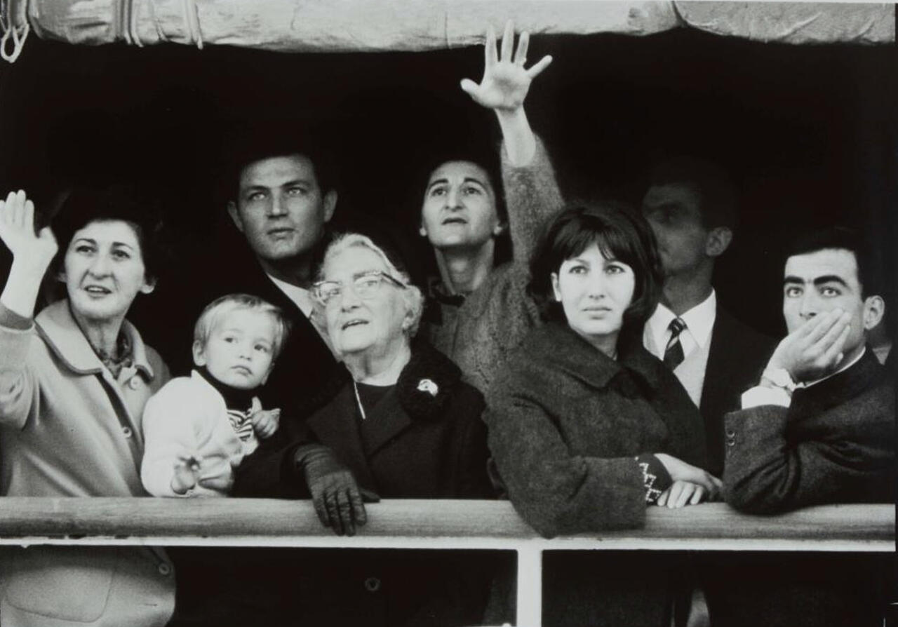 Migrants arriving in Sydney photo